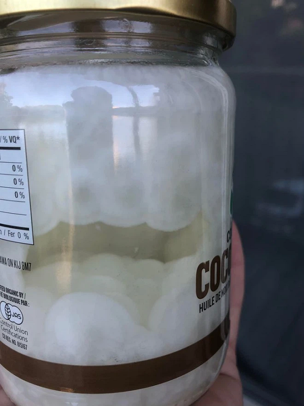 Dầu dừa bị tan chảy và sau đó được kết tủa thành những quả cầu.