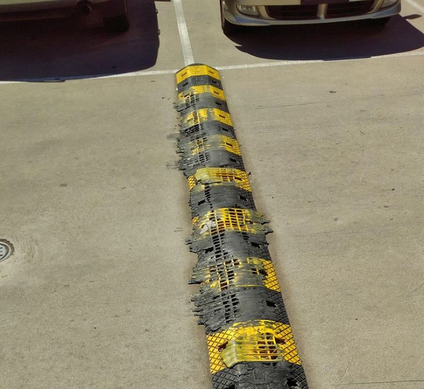 Ở Melbourne, Úc rất nóng, gờ giảm tốc này cũng đã phải tan chảy.