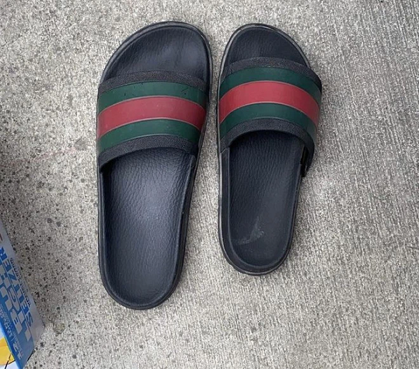 Để quên một chiếc dép ngoài hiên, nó nhanh chóng bị nhiệt độ làm cho co lại.