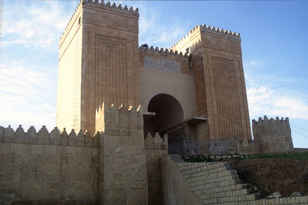 Một số học giả tin rằng Vườn treo Babylon nổi tiếng ở Nineveh là công trình đã được nhà vua này xây dựng. Tại Nineveh còn có một thư viện khổng lồ, chứa hơn 30.000 bài vị đất sét khắc họa hình ảnh hoa văn, dữ liệu, một trong những kiến trúc nổi tiếng thời bấy giờ.