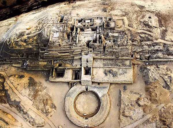 Ở Peru, còn lưu lại nhiều công trình đồ sộ, bao gồm cả kim tự tháp và phần còn lại của các hệ thống thủy lợi phức tạp... Đến nay, 6 kim tự tháp đã được phát hiện, trong đó có cả kim tự tháp lớn nhất có tên Piramide Mayor.