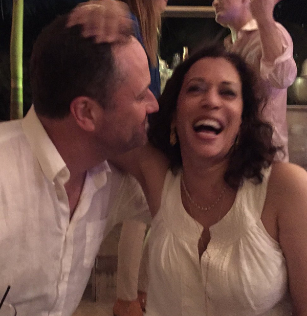 Dù có thành công rực rỡ trong sự nghiệp nhưng kể từ khi bà Kamala Harris tham gia cuộc chạy đua vào Nhà Trắng, ông Emhoff đã lùi về hậu trường để hậu thuẫn vợ. Ông tạm thời nghỉ việc tại văn phòng luật sư để tránh mọi trường hợp xảy ra xung đột lợi ích có thể gây trở ngại cho bà Kamala Harris.