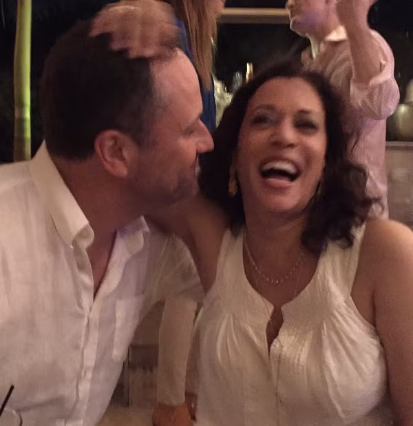 Dù có thành công rực rỡ trong sự nghiệp nhưng kể từ khi bà Kamala Harris tham gia cuộc chạy đua vào Nhà Trắng, ông Emhoff đã lùi về hậu trường để hậu thuẫn vợ. Ông tạm thời nghỉ việc tại văn phòng luật sư để tránh mọi trường hợp xảy ra xung đột lợi ích có thể gây trở ngại cho bà Kamala Harris.