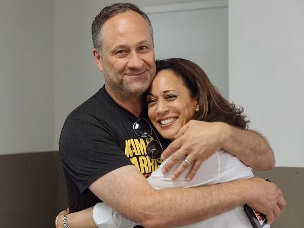 Doug Emhoff, 56 tuổi là một luật sư có tiếng, được cấp phép hành nghề luật sư ở California và Washington D.C., làm việc tại văn phòng Los Angeles của công ty DLA từ năm 2017.