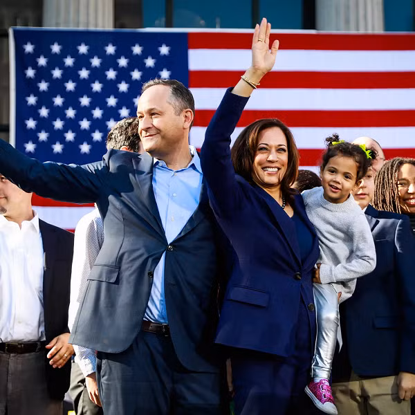 Trong suốt chiến dịch tranh cử của vợ, ông thể hiện vai trò như một người đồng hành tin cậy, hết lòng ủng hộ bà Kamala Harris. Cùng lúc, ông lại hoạt động rất tích cực trên mạng xã hội và nhận được sự ủng hộ của nhiều người hâm mộ.