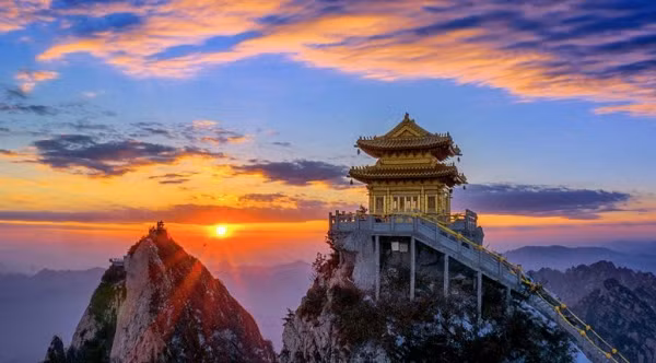 Tiếp tục vào sâu trong hang là một dòng sông Âm với khí lạnh. Đoàn thám hiểm khoa học đã tìm thấy một số lượng lớn bộ xương người ở nơi này, có thể tưởng tượng ra họ đã tụ tập về đây uống nước sau khi bị lạc.