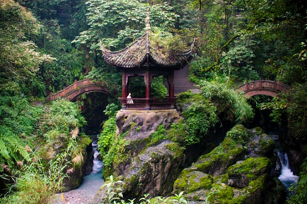 Hang hẹp ở phía trên và rộng ở phía dưới, cao khoảng ba tầng, một khi đã lọt vào thì hoàn toàn không có khả năng sống sót, người ta nói rằng có một bộ xương trắng nổi dưới hố đã được phát hiện.