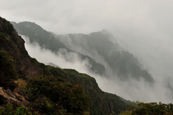 Cấu trúc phức tạp cùng địa hình hiểm trở đã khiến nhiều người khi vào hang bị lạc, không thể tìm đường ra ngoài. Vượt qua được mê cung trong hang, những người thám hiểm sẽ gặp một chiếc hố tử thần.