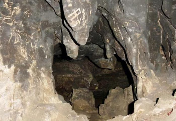 Ở núi Nga Mi có một hang động kỳ lạ có tên là hang Cửu Lão, nơi đây nổi lên với truyền thuyết dễ vào nhưng khó ra. Hầu hết những người vào đây đều mắc kẹt, thậm chí là mất mạng.