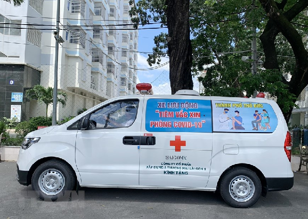 Xe tiêm chủng lưu động của bệnh viện Lê Văn Thịnh.