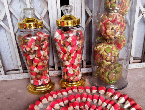 Quả Na rừng có thể trị phong thấp, hay làm thuốc an thần trị chứng mất ngủ, giúp điều hòa khí huyết, hồi sức. Rễ cây cũng có tác dụng chữa viêm ruột mạn tính, viêm dạ dày ruột cấp tính, viêm loét dạ dày và hành tá tràng...