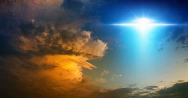 Theo một báo cáo mới đây, máy bay phản lực quân sự Canada và máy bay chở khách KLM đều cho biết họ "đã nhìn thấy một vật thể bay bí ẩn màu xanh lục sáng lẫn vào một đám mây, sau đó biến mất".