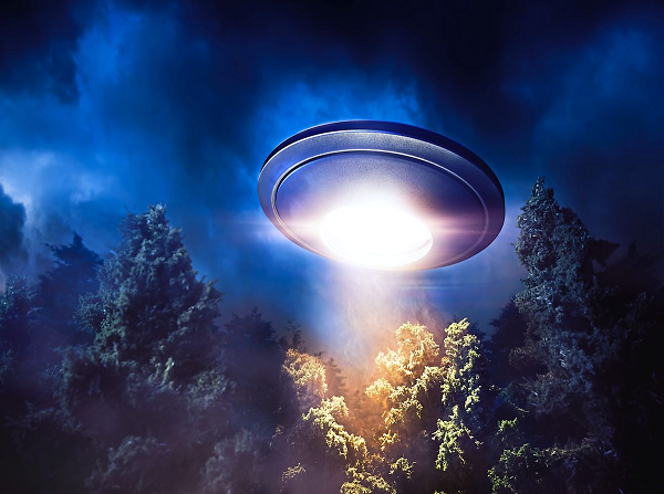 Trước đó, báo cáo tình báo được Chính phủ Mỹ công bố đã xác nhận đã hơn 140 lần gặp vật thể bay không xác định (UFO). Trong số 144 lần chạm trán UFO từ năm 2004, chỉ một cuộc được xác định có độ tin cậy cao trong khi những lần khác vẫn là bí ẩn