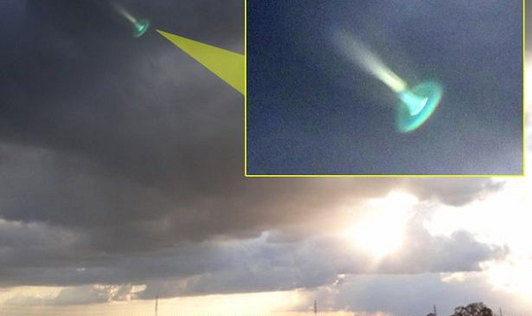 Chuyến bay chở khách KLM (KLM618) đi từ Boston đến Amsterdam trong khi máy bay vận tải quân sự của Canada (CFC4003) đang bay giữa CFB Trenton, một căn cứ ở Ontario và Cologne, Đức.