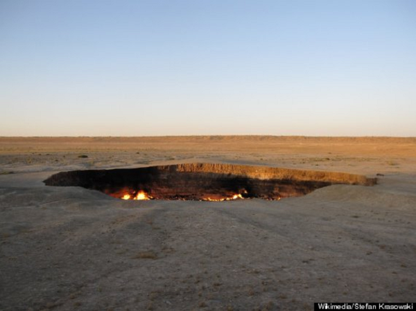 Vào tháng 11/2013, nhà thám hiểm George Kourounis là người đầu tiên thâm nhập hố tử thần ở Derweze. Đó cũng là chuyến thám hiểm duy nhất ông thừa nhận có cảm giác "giống khoai tây bị nướng".
