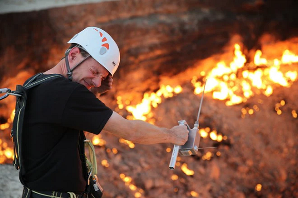 Tổng thống Gurbanguly Berdimuhamedow của Turkmenistan từng tới sa mạc Karakum vào năm 2010 và ra lệnh lấp hố lửa để đảm bảo an toàn cho các khu vực xung quanh. Tuy nhiên, cho đến nay, hố lửa vẫn tồn tại giữa sa mạc Kakarum.