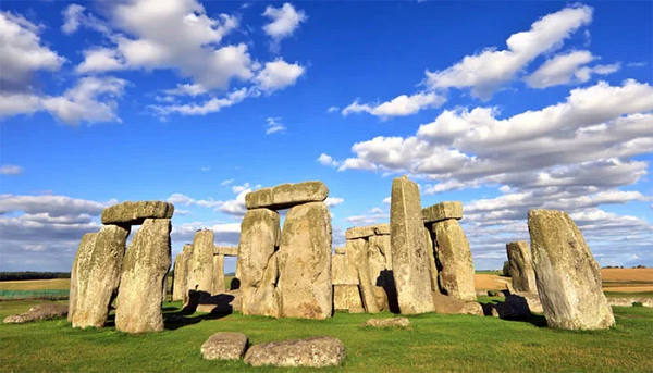 Bên cạnh đó, nhiều giả thuyết xoay quanh việc tạo ra Stonehenge và mục đích của nó là gì. Có thể đó là người ngoài hành tinh hoặc có thể là những nhóm người được trọng vọng trong xã hội Celtic cổ đại đã tạo ra chúng giống như một nơi thờ cúng.