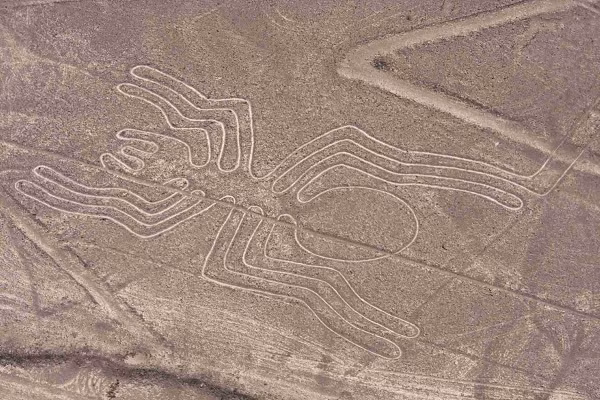 Nhiều bằng chứng được đưa ra như những hình vẽ bí ẩn xuất hiện trên những cánh đồng và cao nguyên Nazca, khiến nhiều người tin rằng nó có liên quan đến người ngoài hành tinh.