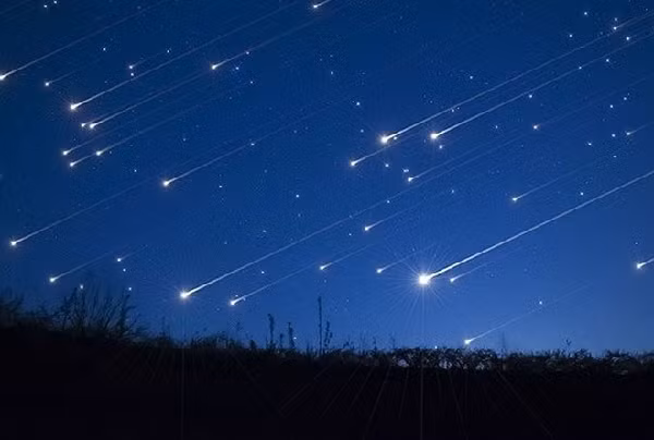 Có thể ngắm nhìn sao băng bằng mắt thường mà không cần tới sự trợ giúp của các dụng cụ thiên văn. Nên đứng ngoài trời đêm trong 5 phút để mắt quen với bóng tối. Nếu đếm được trên 50 ngôi sao trên bầu trời, đó là dấu hiệu trời quang mây và cho phép bạn ngắm sao băng mà không cần kính hỗ trợ.