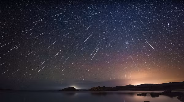 Thời điểm tốt nhất để quan sát mưa sao băng Perseids là vào nửa đêm và một vài giờ trước bình minh (12 giờ đêm đến 5 giờ 30 sáng). Người quan sát cần hướng về chòm sao Anh Tiên, phía đông bắc bầu trời.