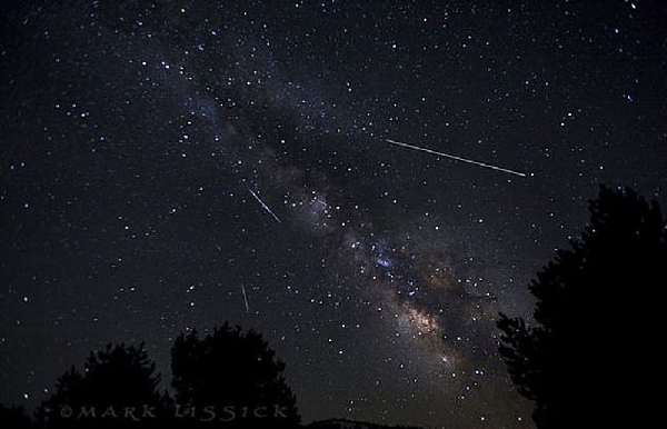 Tuy nhiên để đảm bảo an toàn trong mùa dịch Covid-19, tránh tập trung đông người, các sao băng có thể xuất hiện bất cứ đâu trên bầu trời, do đó có thể tự quan sát ở nhà.