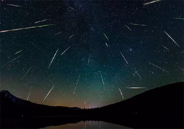  Mưa sao băng Perseids hay còn gọi là mưa sao băng Anh Tiên có thể nhìn thấy từ ngày 16/7 - 23/8, tuy nhiên sẽ đạt cực đại vào đêm nay, tức ngày 12/8.