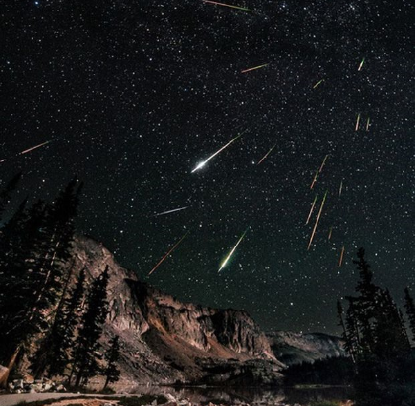 Đây là trận mưa sao băng luôn được biết đến với nhiều sao băng cực sáng. Để quan sát hiện tượng sao băng tốt nhất, bạn nên tới các khu vực trống rộng, cách xa ánh đèn điện.