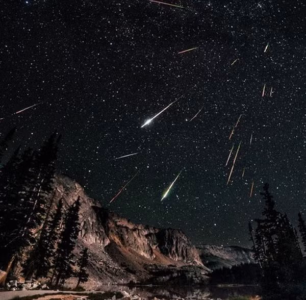 Đây là trận mưa sao băng luôn được biết đến với nhiều sao băng cực sáng. Để quan sát hiện tượng sao băng tốt nhất, bạn nên tới các khu vực trống rộng, cách xa ánh đèn điện.