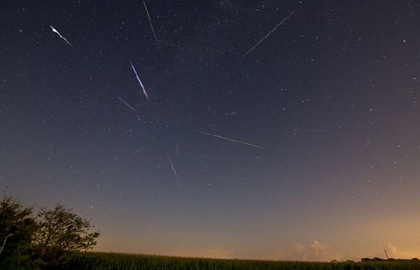Tốc độ trung bình của 1 sao băng khoảng 58 km/s. Sao băng nhỏ nhất bốc hơi và để lại những vệt sáng, sao băng lớn hơn có thể phát nổ thành những quả cầu lửa.