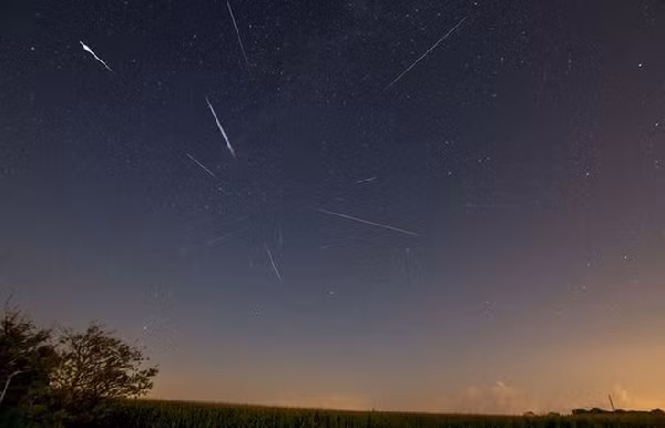 Tốc độ trung bình của 1 sao băng khoảng 58 km/s. Sao băng nhỏ nhất bốc hơi và để lại những vệt sáng, sao băng lớn hơn có thể phát nổ thành những quả cầu lửa.