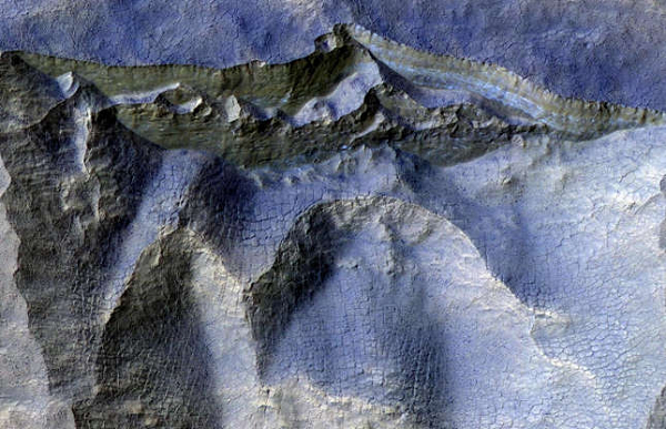 Những vách đá được hình thành trên sao Hỏa như trong bức ảnh này cho thấy lớp băng màu xanh nhạt bên dưới bề mặt của Hành tinh đỏ.