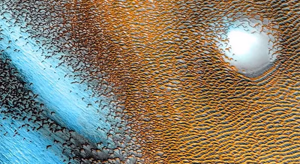 Hình ảnh cồn cát xanh trên sao Hỏa được chụp bằng THEMIS (Thermal Emission Imaging System), camera hồng ngoại của tàu quỹ đạo Odyssey.