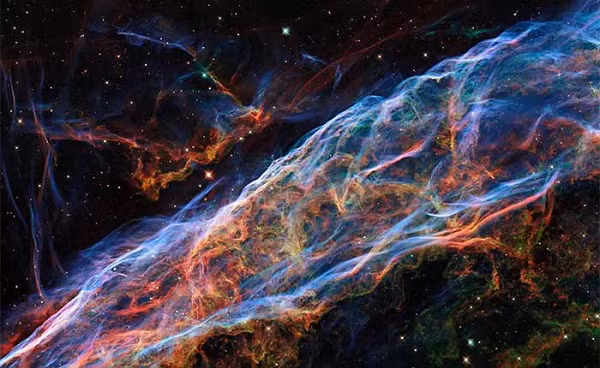 Tinh vân Veil là tàn tích của vụ nổ siêu tân tinh lớn (supernova - quá trình kết thúc vòng đời của một ngôi sao già), có thể nhìn thấy từ Trái Đất trong điều kiện thích hợp bằng ống nhòm.