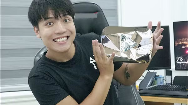 Khán giả cho rằng, nút Kim Cương được trao cho Nguyễn Thành Nam là không xứng đáng. Trong khi những kênh Youtube có nội dụng đầy nhân văn và giá trị thì có thể không bao giờ được chạm vào chiếc nút Kim Cương.