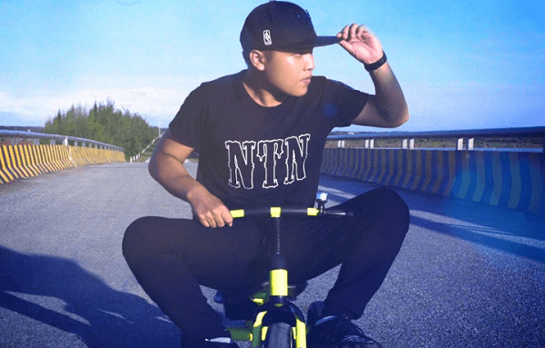 Bên cạnh đó, dù đã làm Youtube nhiều năm nhưng nội dung trên kênh của anh chàng này không có nhiều đổi mới hay phát triển. Vẫn là những thử thách "vô thưởng vô phạt" mà theo nhiều người thì chỉ cho thiếu nhi xem.