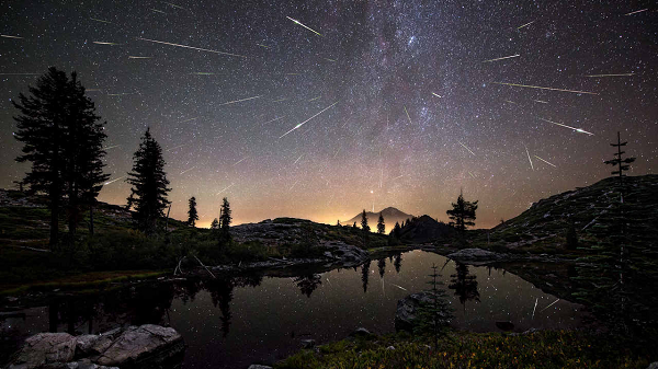 Mưa sao băng Perseids hay còn gọi là mưa sao băng Anh Tiên có thể được nhìn thấy từ ngày 17/07 đến 24/08. Đêm 12 rạng sáng ngày ngày 13/08 năm nay sẽ là thời điểm trận mưa này đạt ngưỡng cực đại.