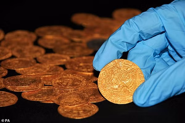 Tudor là triều đại hoàng gia Anh nổi tiếng nhất, tên tuổi của họ vẫn đi đầu trong lịch sử châu Âu nhờ phim ảnh và truyền hình. Lịch sử của Tudor có thể bắt nguồn từ thế kỷ XIII, nhưng sự nổi lên của họ bắt đầu từ thế kỷ XV.