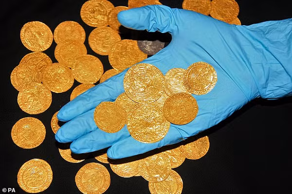 Các chuyên gia nói rằng loại đồng xu này là thứ mà một thợ săn kho báu mơ ước. Đồng xu được rèn và sử dụng trong thời đại Tudor (khoảng năm 1485 - 1603). Trên mặt còn được in hình một con tàu cổ với cánh tay Hoàng gia trên cánh buồm.