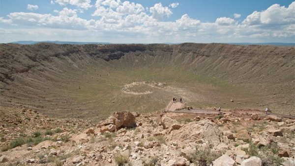 Các tiểu hành tinh rộng khoảng 10km đã va chạm vào Trái đất trung bình 250 triệu năm một lần và một nửa trong số đó là tiểu hành tinh dạng chondrit cacbon như loại tiểu hành tinh gây ra vụ va chạm Chicxulub.