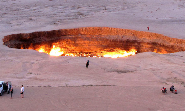 Ban đầu, không có gì bất thường ở 2 hố đầu tiên và đã thành công ngoài mong đợi. Tuy nhiên, khi mũi khoan thăm dò đến hố thứ 3, các nhà địa chất Liên Xô phát hiện đất có hiện tượng sụt lún.