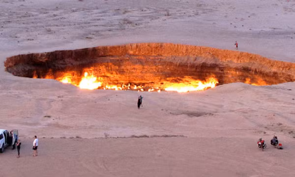 Ban đầu, không có gì bất thường ở 2 hố đầu tiên và đã thành công ngoài mong đợi. Tuy nhiên, khi mũi khoan thăm dò đến hố thứ 3, các nhà địa chất Liên Xô phát hiện đất có hiện tượng sụt lún.