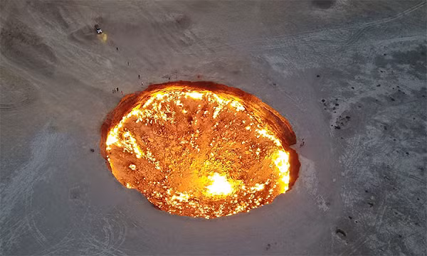 Sự việc diễn ra quá nhanh trong sự ngỡ ngàng của tất cả công nhân giàn khoan, mặt đất dưới giàn khoan sụp đổ tạo thành hố sâu lớn với đường kính 70m.