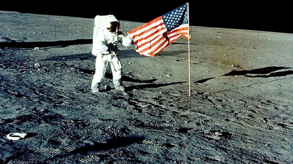 NASA ban đầu dự kiến sẽ đưa con người trở lại Mặt trăng vào năm 2028, tuy nhiên Phó Tổng thống Mỹ Mike Pence đã yêu cầu NASA cắt ngắn giai đoạn và thực hiện kế hoạch này vào năm 2024.