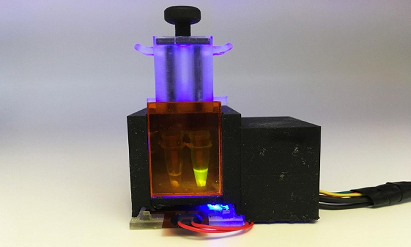 Các kỹ sư Viện Công nghệ Massachusetts (MIT) và Đại học Harvard đã thiết kế ra một thiết bị dạng máy tính nhỏ có thể phát hiện virus SARS-CoV-2 nhanh và chính xác như xét nghiệm PCR.