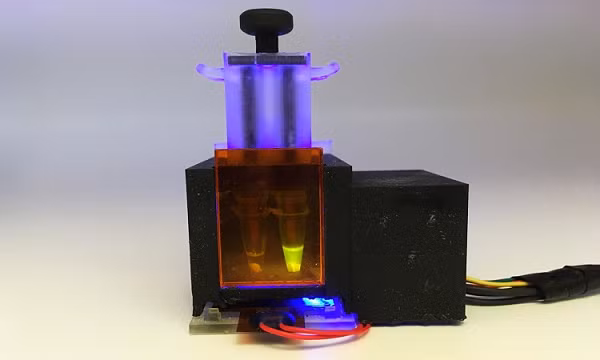 Các kỹ sư Viện Công nghệ Massachusetts (MIT) và Đại học Harvard đã thiết kế ra một thiết bị dạng máy tính nhỏ có thể phát hiện virus SARS-CoV-2 nhanh và chính xác như xét nghiệm PCR.