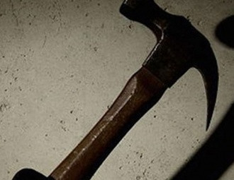 Khoảng 20h30 ngày 8/4/2011, Nguyệt chở bà Tiên đến Cầu Giát gặp Thành, sau đó Thành đi trước dẫn đường, Hùng chở bà Tiên đi sau theo hướng vào thôn Chuôn, xã Châu Giang rồi ra đường bờ Bắc mương nước Cửa Kho, thôn Lảnh Trì. Khi đến vị trí giấu búa, Thành dừng xe lại tắt máy, Nguyệt chở bà Tiên đi vượt lên khoảng 3m thì dừng lại. Thành xuống xe đi đến vị trí giấu chiếc búa đinh lấy và cùng Nguyệt sát hại bà Tiên. Bà Tiên kêu cứu và bỏ chạy nhưng bị ngã, Nguyệt chạy đến dùng búa tiếp tục ra tay. (Ảnh minh họa, nguồn internet)