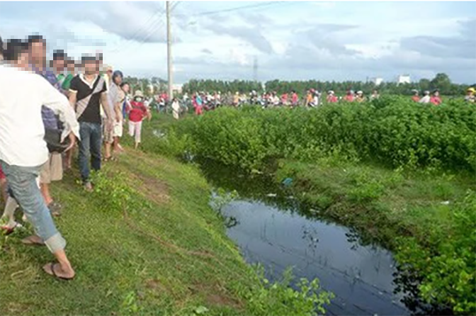 Thượng tá Nguyễn Thanh Hùng, Trưởng phòng Cảnh sát truy nã tội phạm đánh giá đây là chi tiết rất quan trọng. Nó góp phần củng cố những nghi vấn về Phạm Thu Nguyệt, tức Hùng. Và anh này, ngay sau đó đã bị triệu tập đến Cơ quan Công an. Cùng thời điểm đó, tại mương nước thôn Lảnh Trì, xã Mộc Nam, Duy Tiên, Hà Nam, người dân phát hiện một xác nạn nhân nữ khoảng 45 - 50 tuổi chết trong tình trạng bị hai cọc tre buộc chéo, hai hòn đá to đè lên ngực và chân. (Ảnh minh họa, nguồn internet)