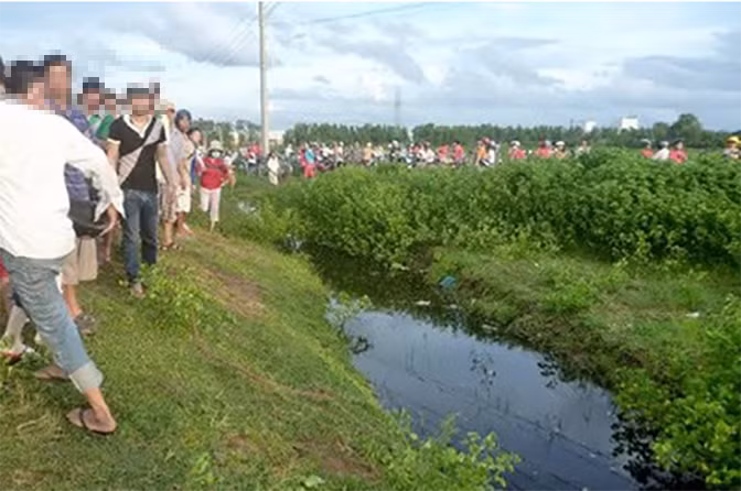 Thượng tá Nguyễn Thanh Hùng, Trưởng phòng Cảnh sát truy nã tội phạm đánh giá đây là chi tiết rất quan trọng. Nó góp phần củng cố những nghi vấn về Phạm Thu Nguyệt, tức Hùng. Và anh này, ngay sau đó đã bị triệu tập đến Cơ quan Công an. Cùng thời điểm đó, tại mương nước thôn Lảnh Trì, xã Mộc Nam, Duy Tiên, Hà Nam, người dân phát hiện một xác nạn nhân nữ khoảng 45 - 50 tuổi chết trong tình trạng bị hai cọc tre buộc chéo, hai hòn đá to đè lên ngực và chân. (Ảnh minh họa, nguồn internet)