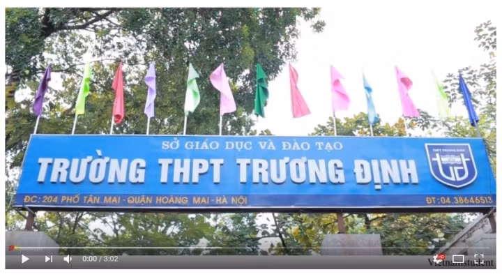 Trong số các khoản được hội phụ huynh liệt kê, phụ huynh này cho rằng có những khoản không đúng với những tiêu chí dành cho học sinh của lớp,... Người mẹ này cũng đã xin giải trình nhưng không nhận được câu trả lời. Vì vậy, chị từ chối tham gia đóng góp vào quỹ này, mà chỉ đóng 237.000 đồng (bao gồm 100.000 tiền photo và 137.000 cho tiền sinh hoạt lớp). Tuy nhiên, con chị lại bị các bạn trêu chọc vì “chỉ đóng hơn 200.000 tiền quỹ”. Phản ánh tới ban phụ huynh, chị yêu cầu nếu 137.000 không để làm gì thì sẽ lấy lại. Chị cũng từ chối các hoạt động tập thể dùng đến tiền quỹ không phải do nhà trường tổ chức.