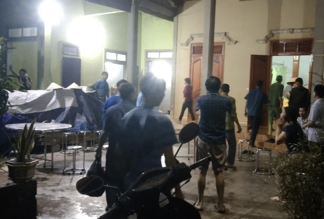  Ra đồng lùa bò về nhà, người phụ nữ bị sét đánh tử vong: Khoảng 17h20 ngày 11/5, thấy trời nổi mưa giông, bà Đặng Thị Ng. (SN 1972, trú xã Quang Thành, huyện Yên Thành, tỉnh Nghệ An) ra cánh đồng trước nhà để lùa con bò về chuồng. Đang trên đường về, bất ngờ một tia sét đánh trúng khiến bà Ng. tử vong. Con bò cũng bị sét đánh chết tại chỗ. Sau khi mưa tạnh, người thân không thấy bà Ng. về nên tổ chức tìm kiếm và phát hiện người phụ nữ tử vong ngoài cánh đồng.